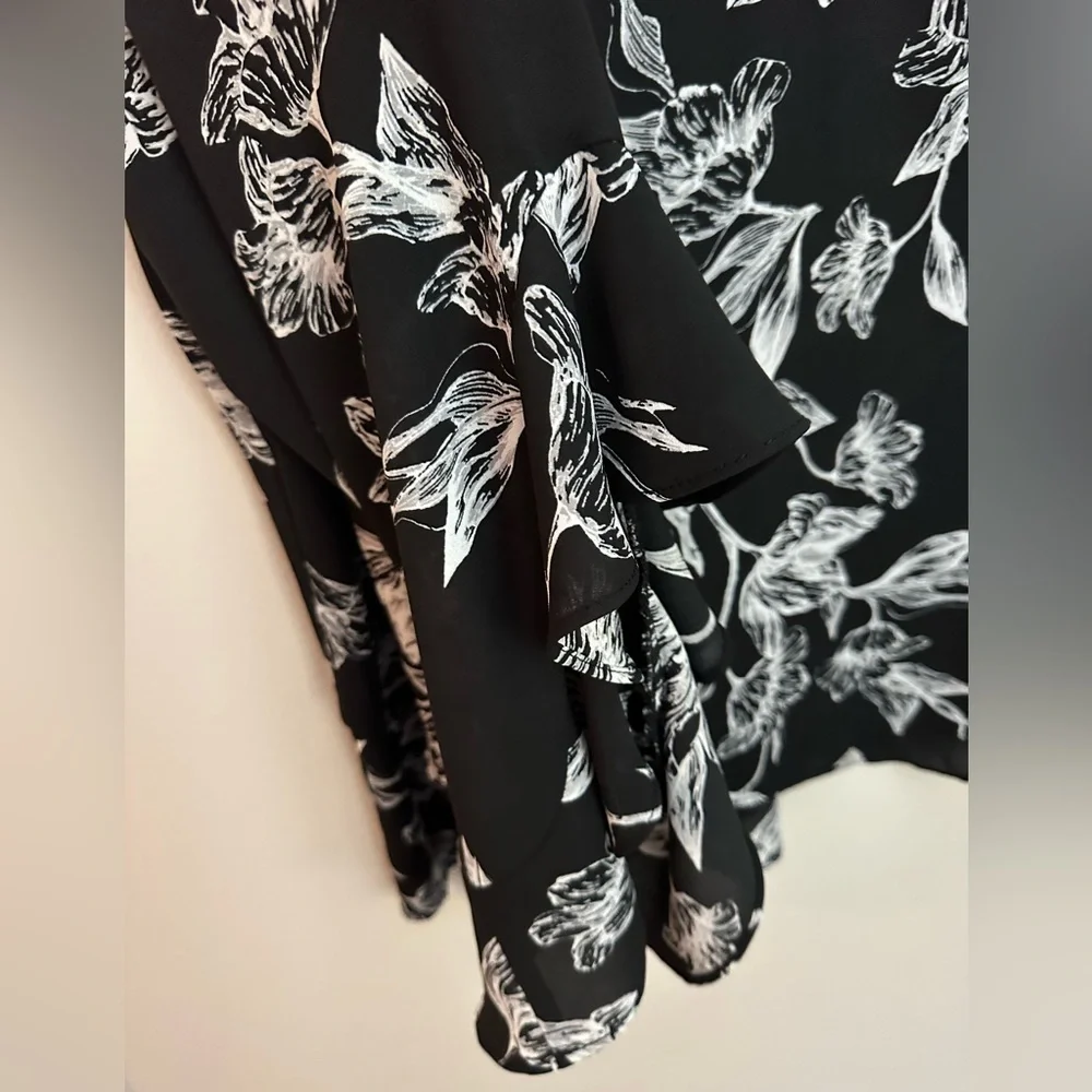 Chelsea & Theodore Black White Floral Blouse Size 1X  Like New